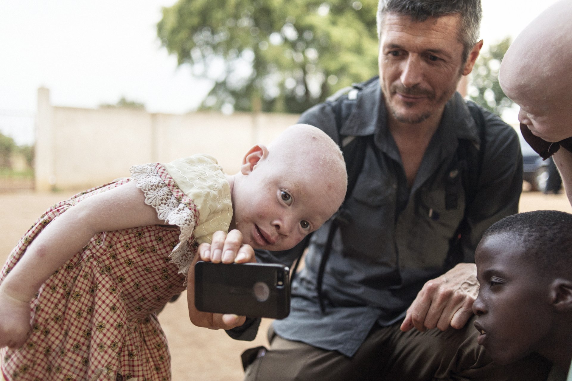 Ein Leben nah an den Menschen: Michael Obert auf Reportage im Hinterland von Tansania, wo Menschen mit Albinismus gejagt und verstümmelt werden, weil ihre Körperteile als magisch gelten und zu astronomischen Preisen verkauft werden (Foto: Matthias Ziegler)